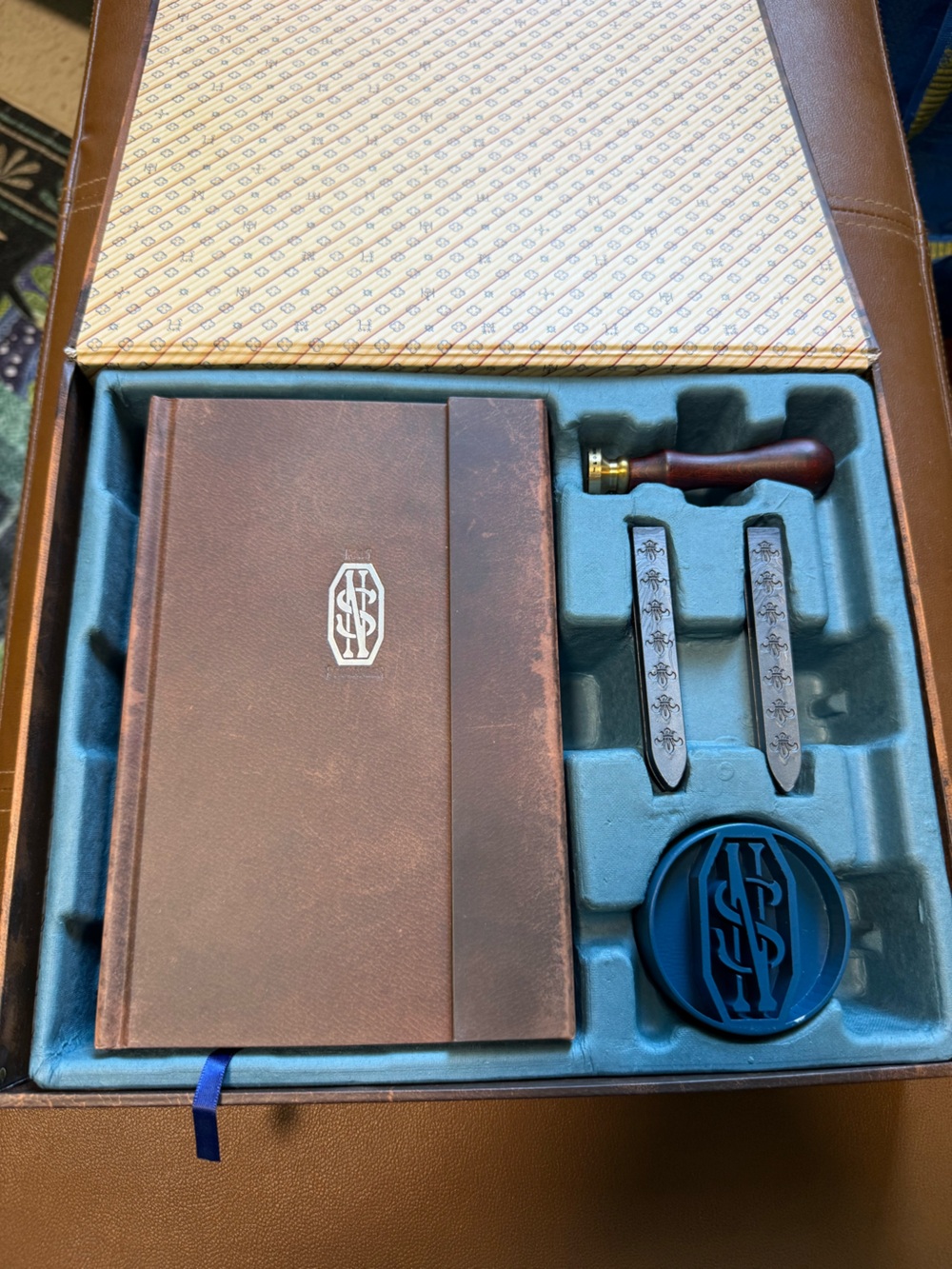 Newt Scamander Wax Seal Kit with Journal & paperweight - NEW IN DECORATIVE BOX
